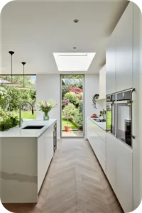 Effortless Functionality in Minimalistic Straight-Line Kitchens